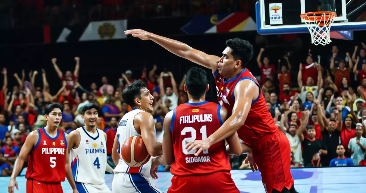 Mga manlalaro ng PBA basketball sa mahalagang laro sa elimination round ng Philippine Basketball Association