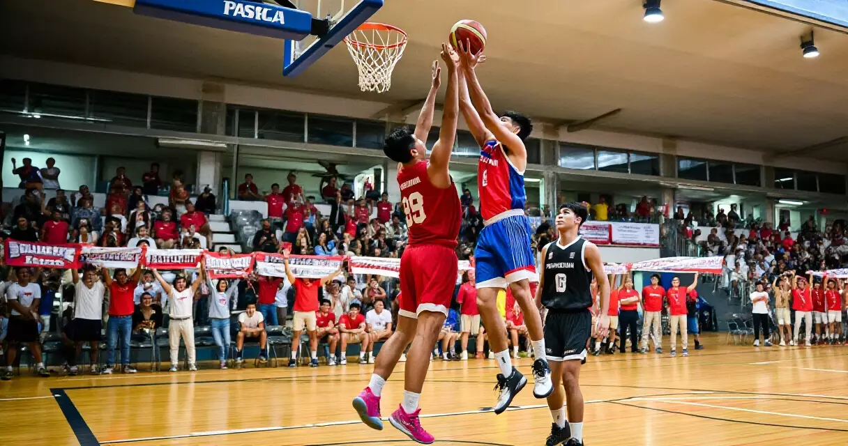 Mga manlalarong Filipino na nagtatalo ng bola sa isang basketball arena na puno ng tao