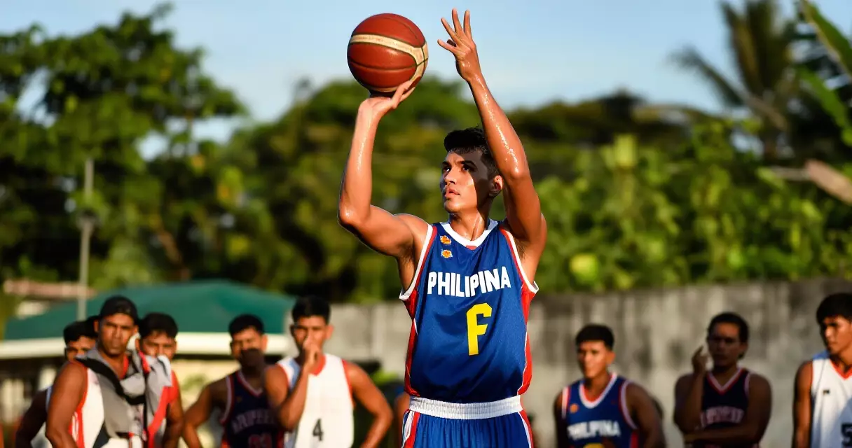 Mataas na Pilipinong basketball player nagsasanay sa pambansang koponan uniform