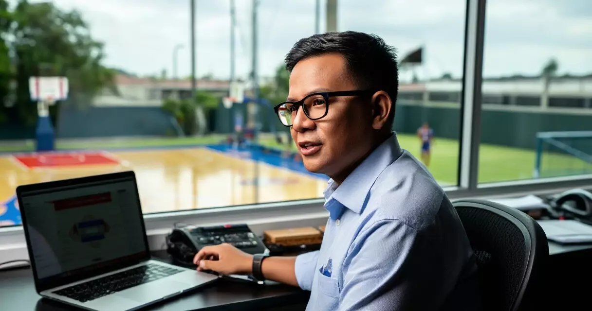 Isang sports journalist na nagsusulat ng balitang isports sa Filipino para sa PBA at UAAP