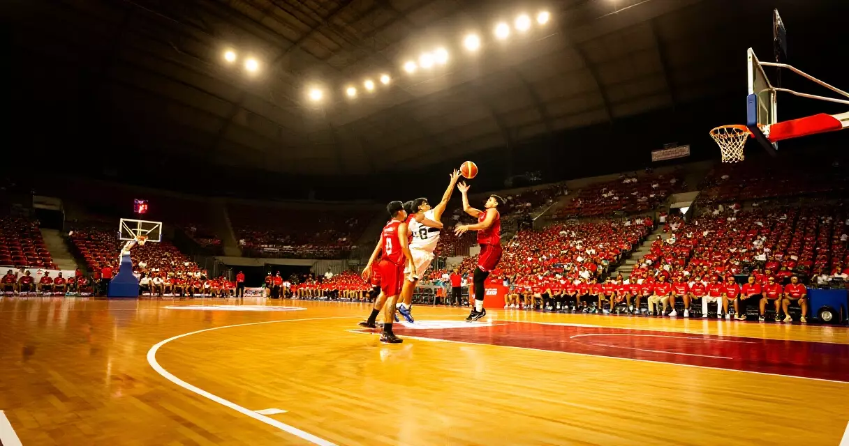 Laro ng basketball sa Philippine arena, mga manlalaro na nagtatalo sa korte sa harap ng maraming manonood
