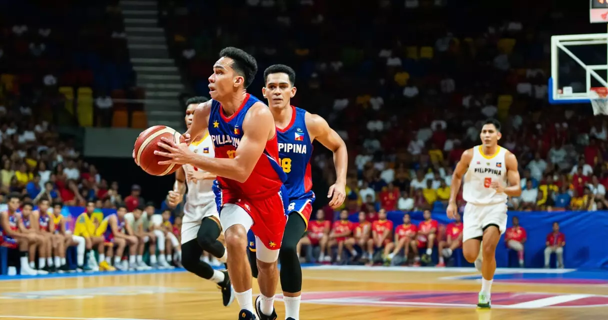 Mga manlalaro ng Gilas Pilipinas naglalaro sa isang basketball arena