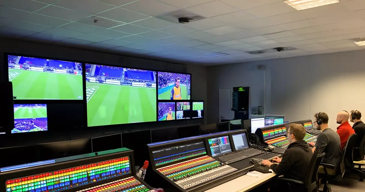 Broadcast control room ng isang sports network sa Pilipinas, may mga monitor at teknikal na kagamitan