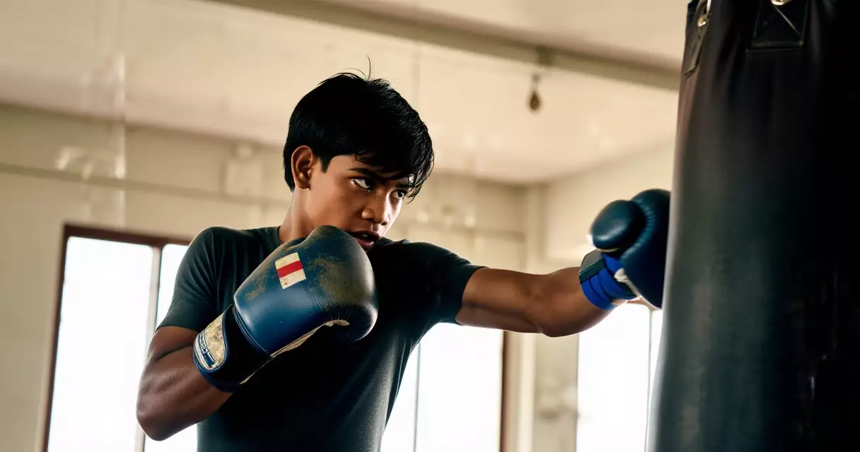 Pilipinong boksingero nagsasanay sa gym, isang bahagi ng mayamang sports archives ng bansa