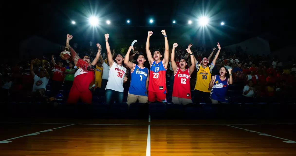Mga Pilipinong basketball fans na masigasig na nanunuod ng laro sa arena