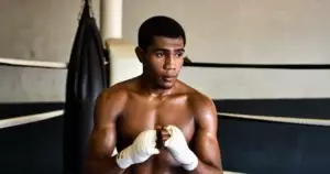 Who is the Heaviest Filipino Boxing Champion Abroad?