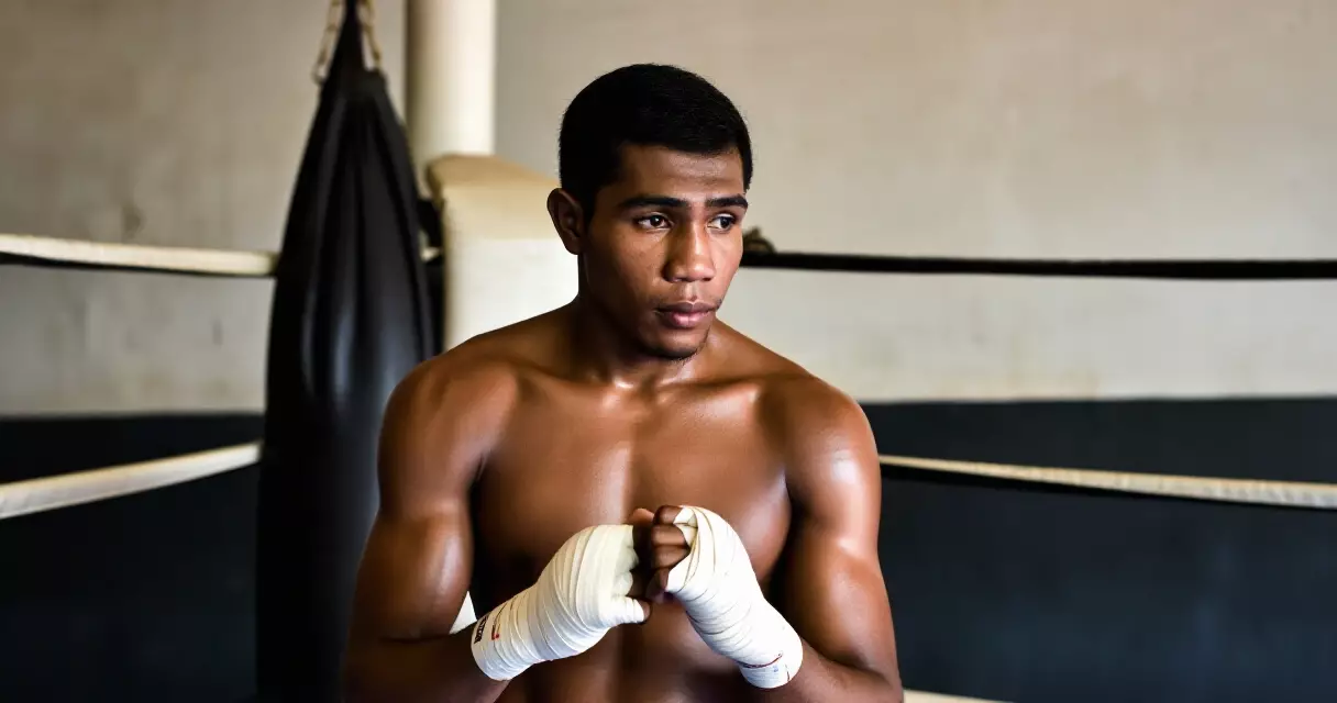 Who is the Heaviest Filipino Boxing Champion Abroad?