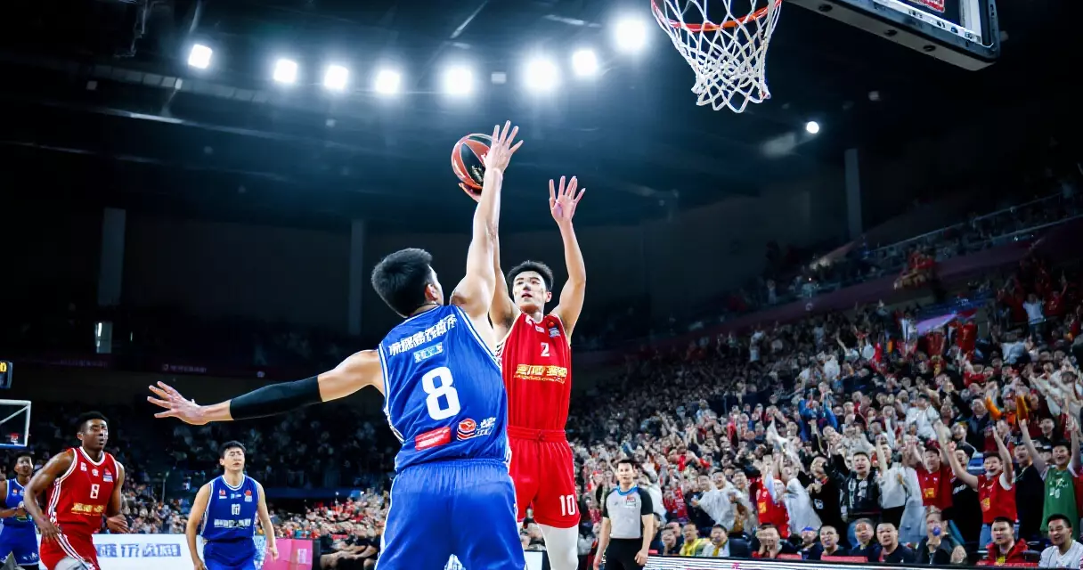 Manlalaro ng basketball sa PBA Finals arena, action shot sa harap ng libu-libong manonood